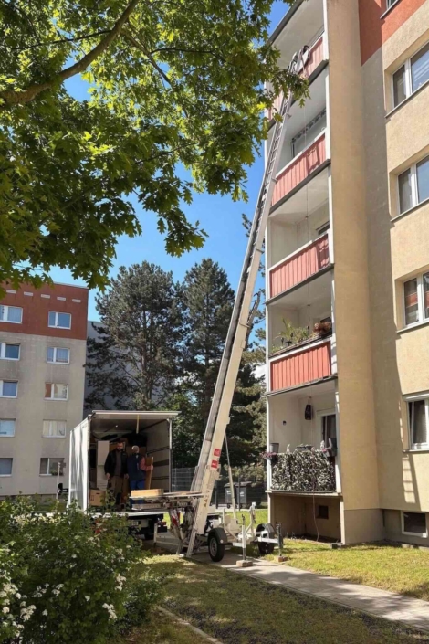 Möbellift im Einsatz beim Seniorenumzug und anschließender Haushaltsauflösung