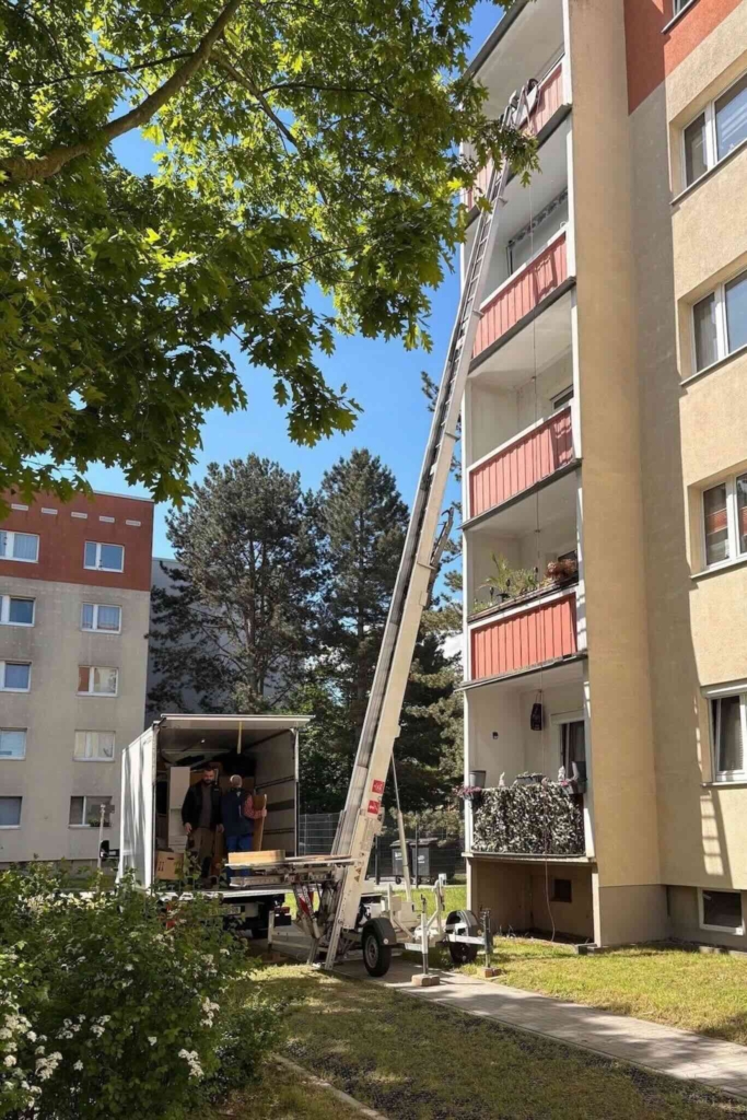Möbellift im Einsatz beim Seniorenumzug und anschließender Haushaltsauflösung